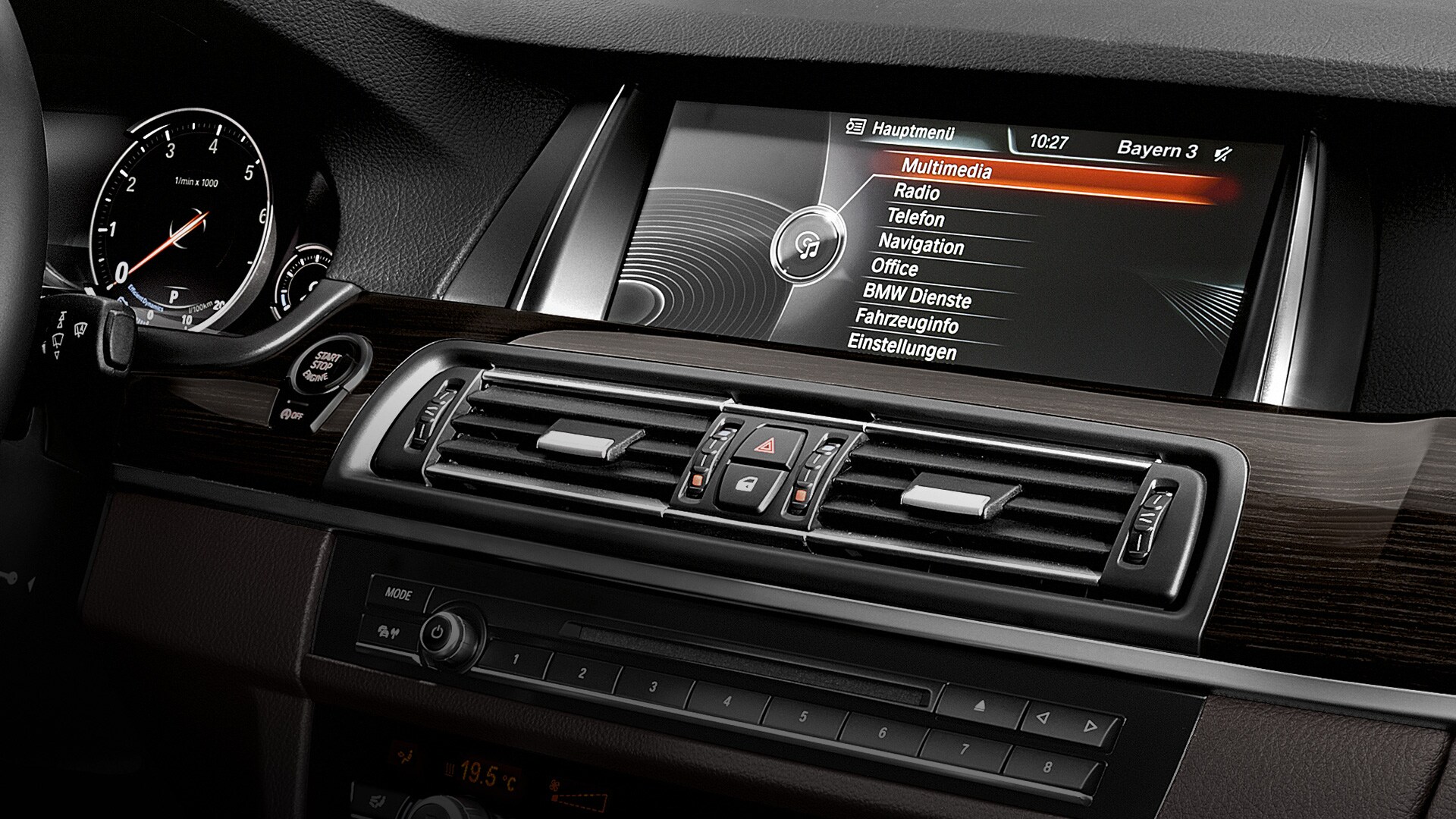 Information on Bluetooth® compatibility and BMW Software Update via USB.